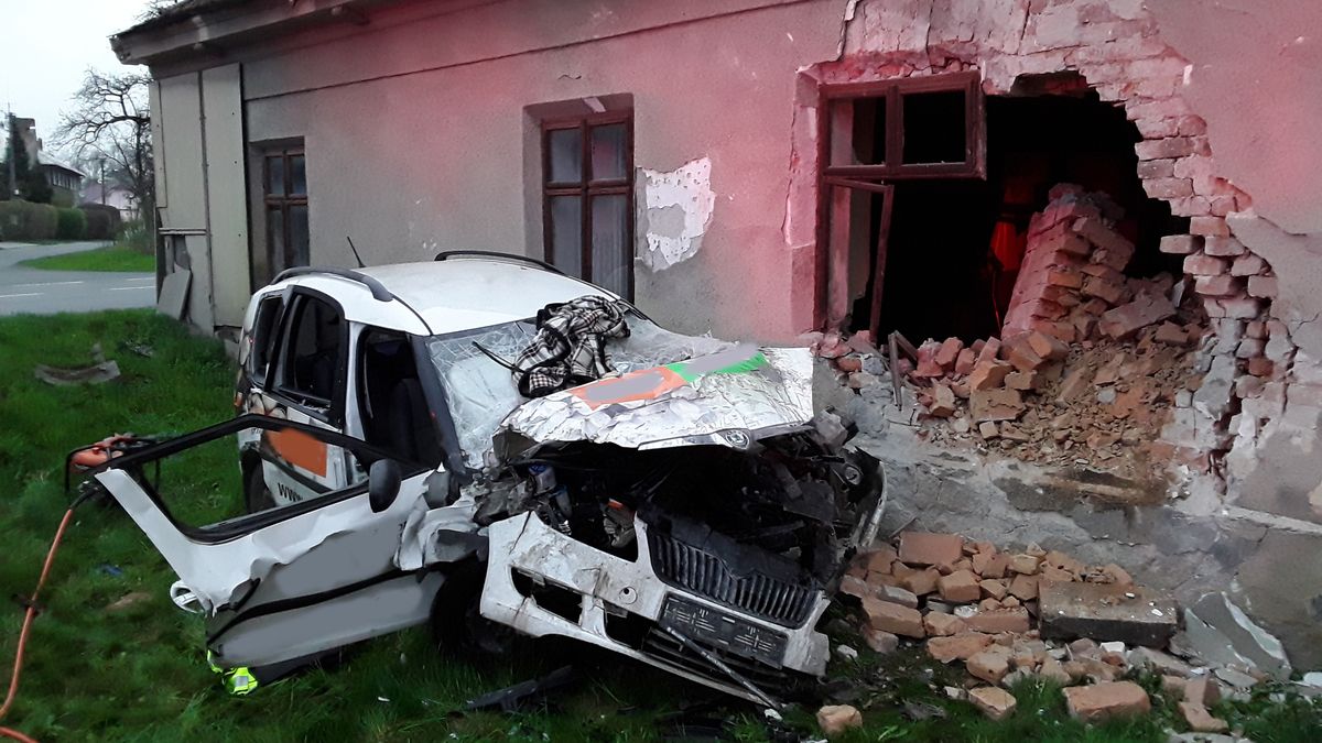 Řidič naboural na Přerovsku do domu. Na místě zemřel